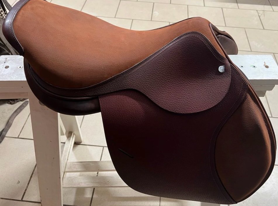 Selle d’équitation de la marque CWD, idéale pour une utilisation polyvalente (plat / obstacle).