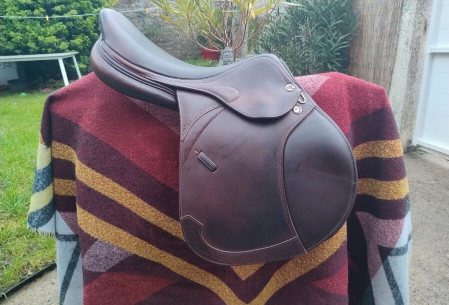 Je vends une selle d’équitation Prestige modèle Méredith en taille 18 pouces, idéale pour le saut d’obstacles ou une pratique polyvalente.