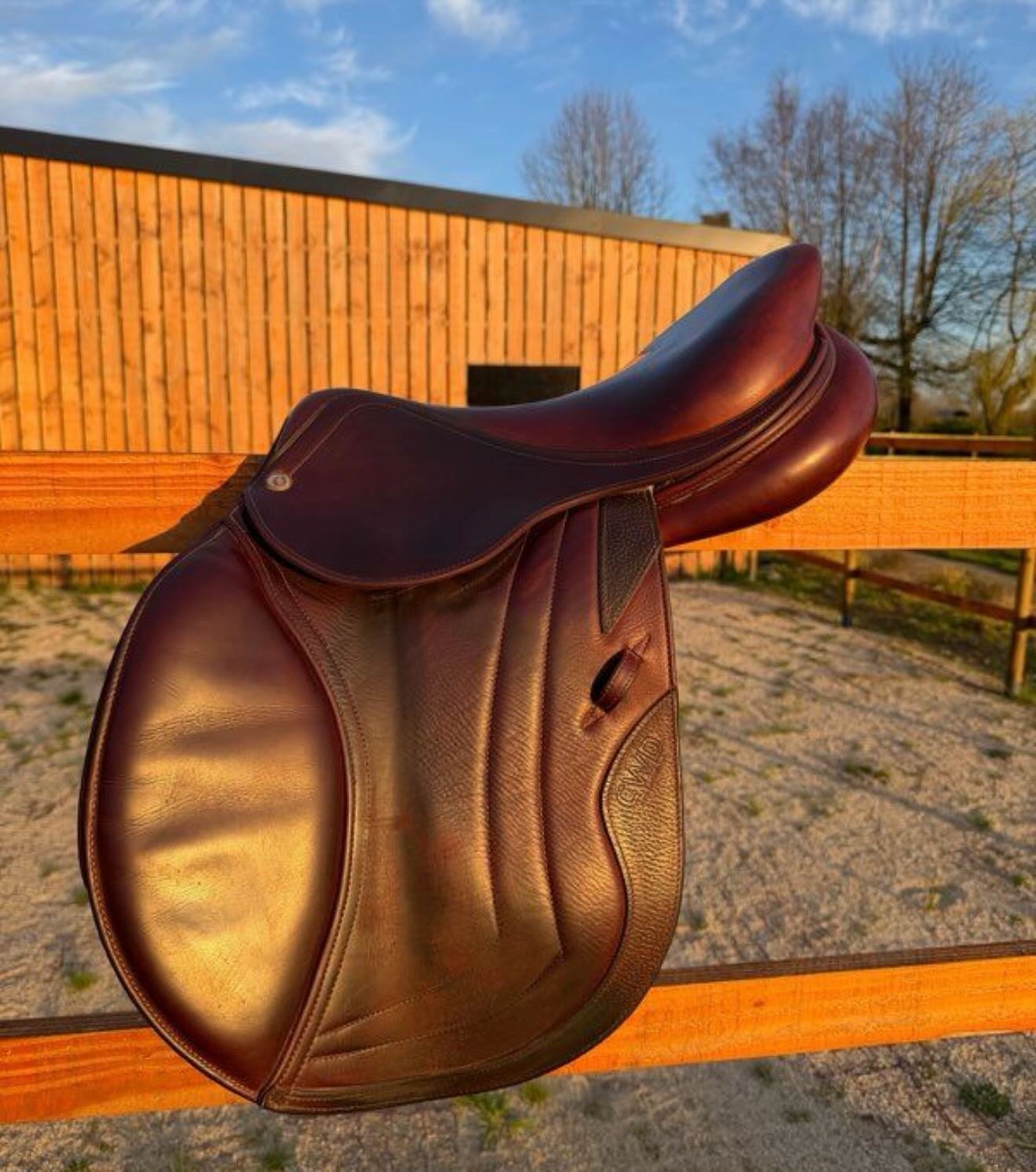 Selle haut de gamme, idéale pour cavalier(e) recherchant précision, équilibre et proximité avec son cheval.