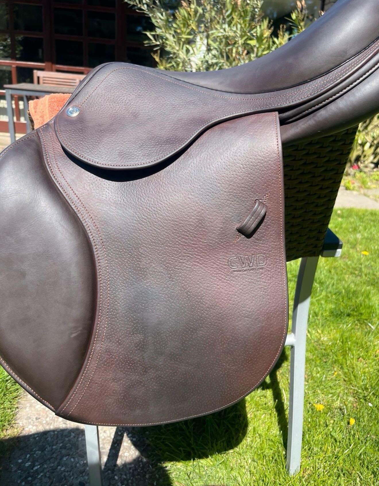 Je mets en vente ma selle CWD Sellier, un modèle SE06, en très bon état et parfaitement entretenu.