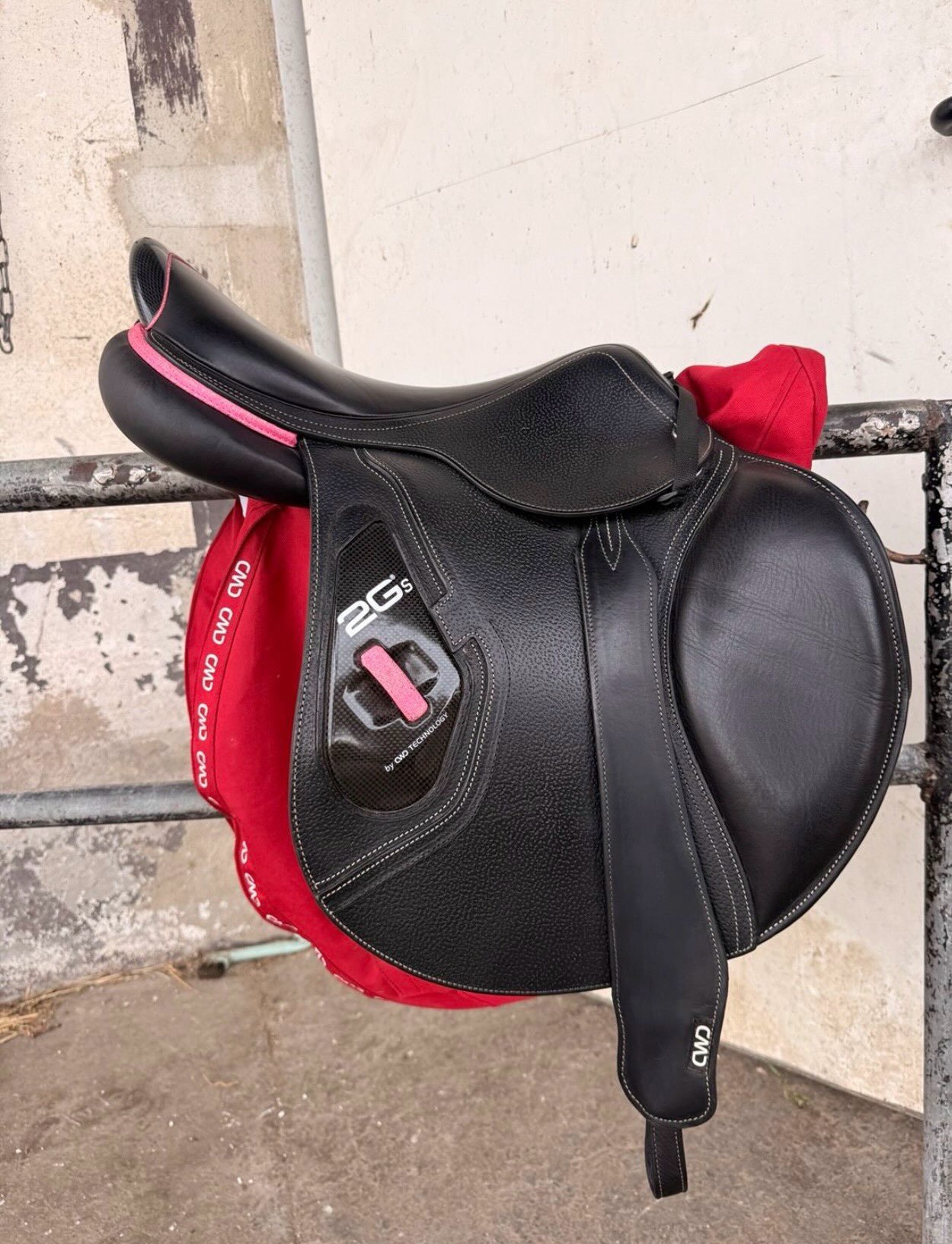 Selle Cwd 17” Avec Détails Roses – État Proche Du Neuf