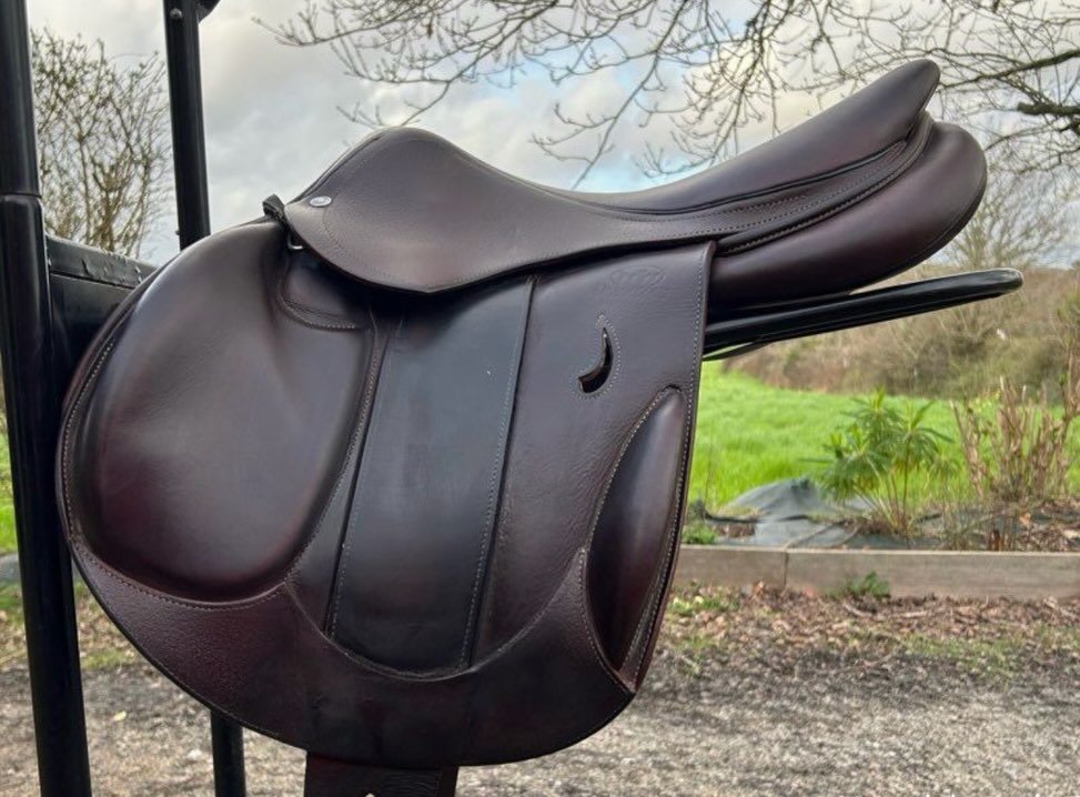 Je vends une selle Devoucoux Chiberta K monoquartier de 2018 en taille 16,5 pouces, en bon état.