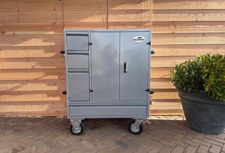 Armoire idéale pour l’écurie, les concours ou le transport. Très robuste, pratique et parfaitement organisée pour tout votre matériel d’équitation.