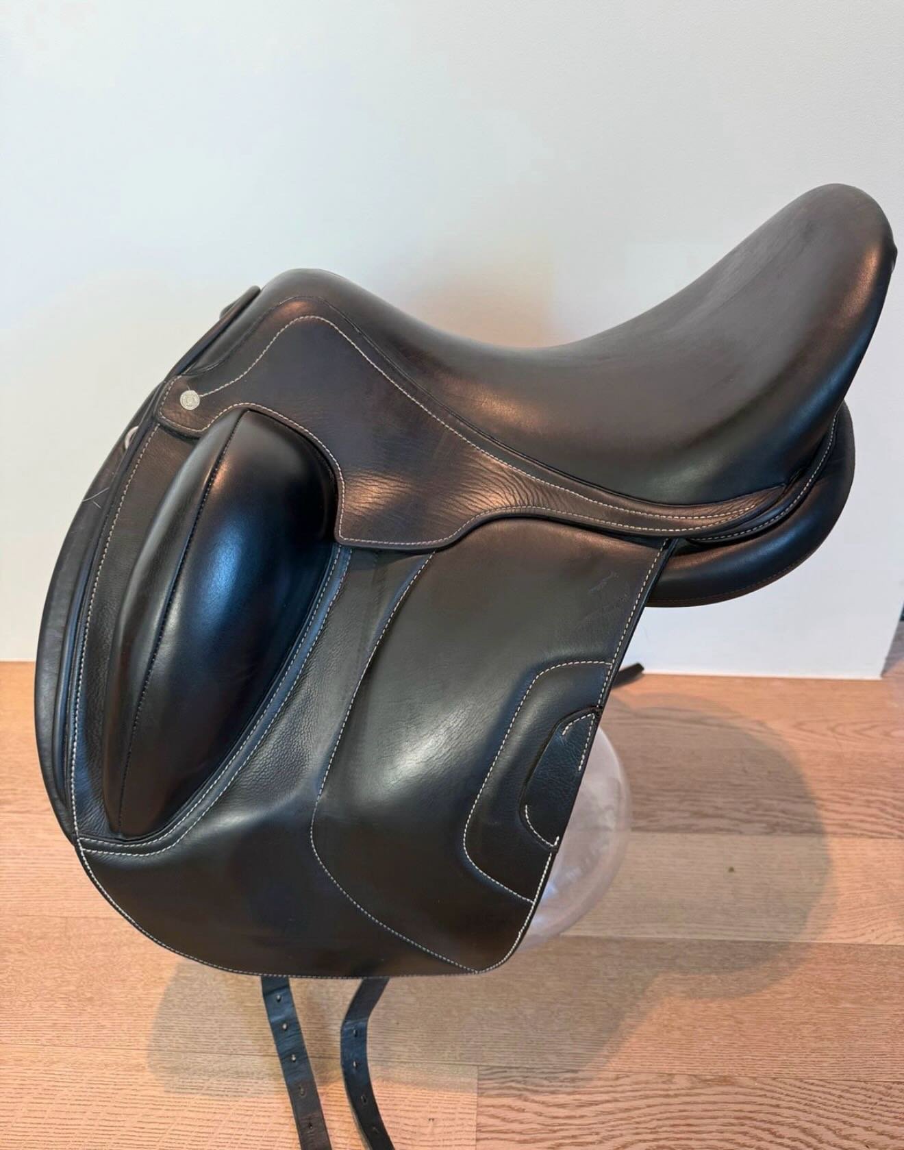 À – Selle de dressage ANTARÈS Tempo 17,5”